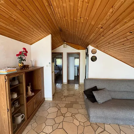 Δωμάτια σε οικογενειακή κατοικία Suzana Including Private Pool Selca (Brac)